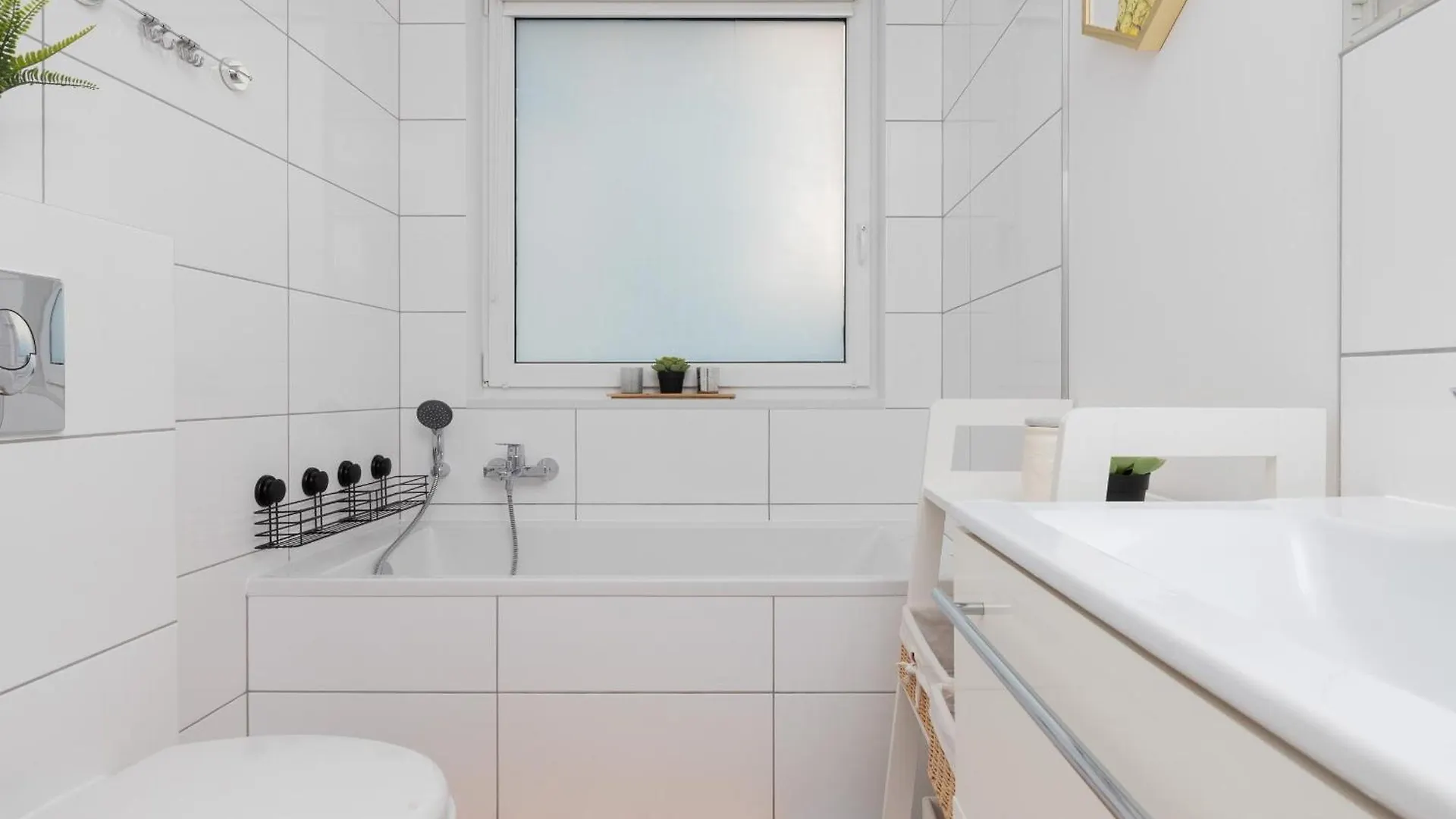 Bright Apartment With Private Garden And Accepting Pets By Noclegi Renters Gdansk