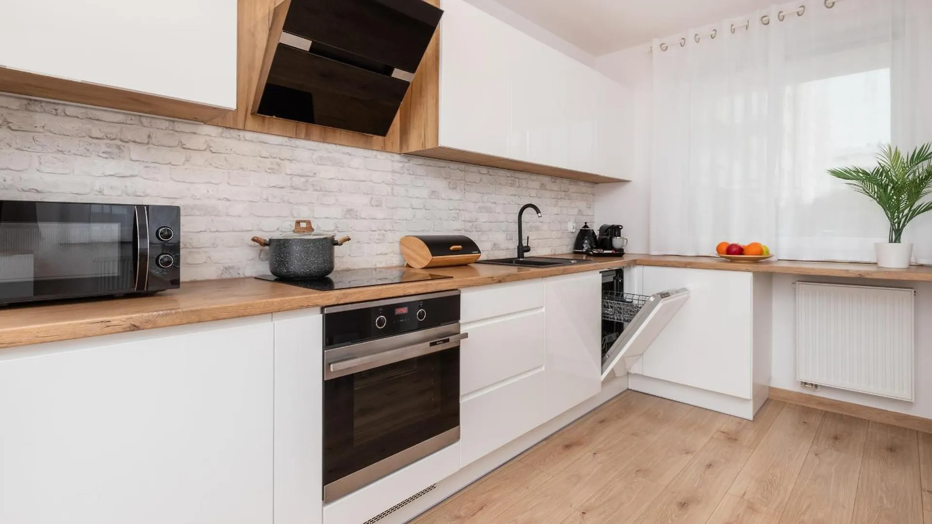 Bright Apartment With Private Garden And Accepting Pets By Noclegi Renters Gdaňsk